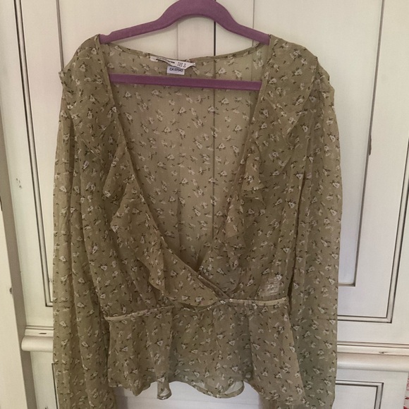 Sleeveless linen blouse and semi sheer floral blouse - Picture 7 of 9